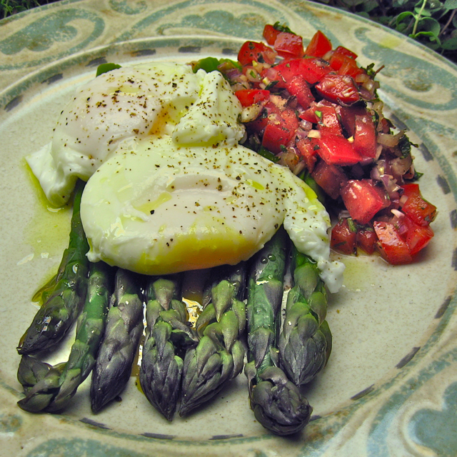 Asparagus with poached eggs and tomato